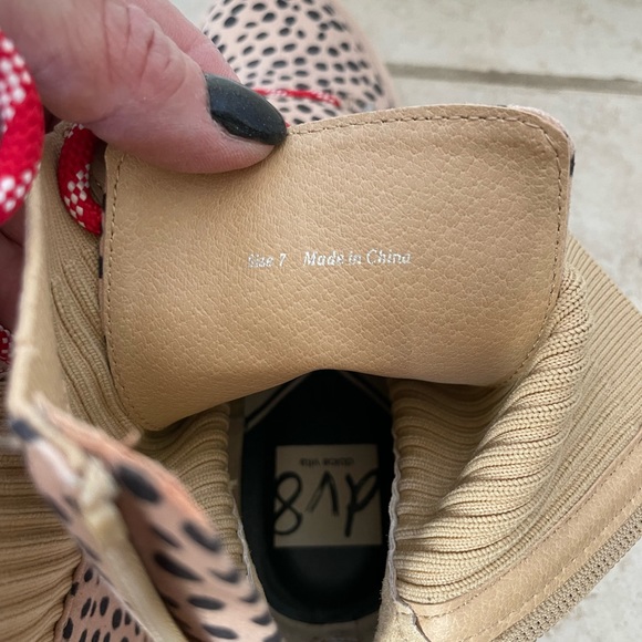 DOLCE VITA size 7 synthetic spotted boots! Super cute! - Picture 5 of 5